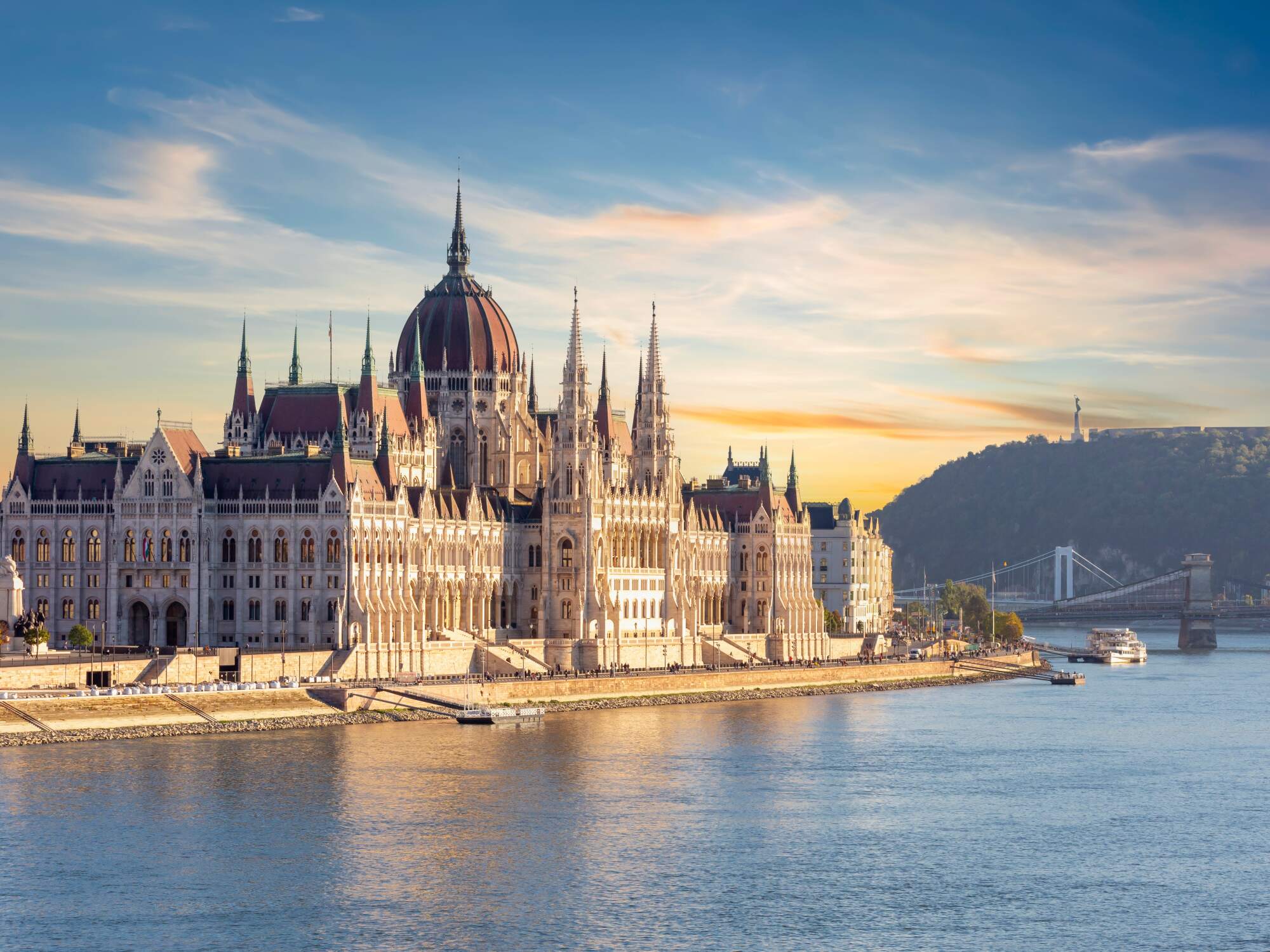 Visite  pied de la Reine du Danube  Budapest Hongrie French image